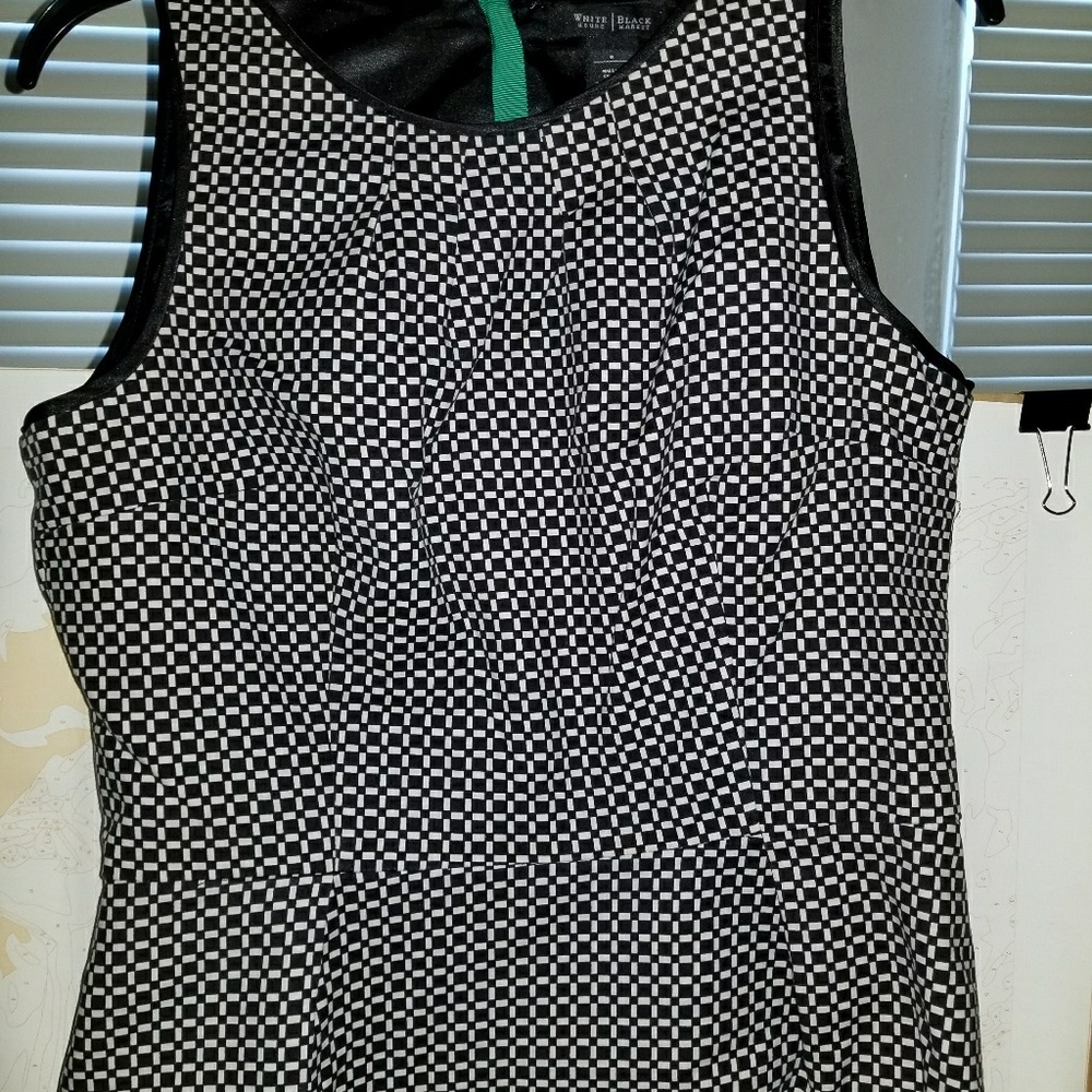 Sleeveless fitted zipped top